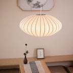 Pendellampe Aethera med elfenbensfarvet silkefinish, rund loftslampe, to størrelser