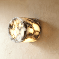 Sochařské nástěnné světlo Sculptural Veined Stone s teplým zářivým povrchem