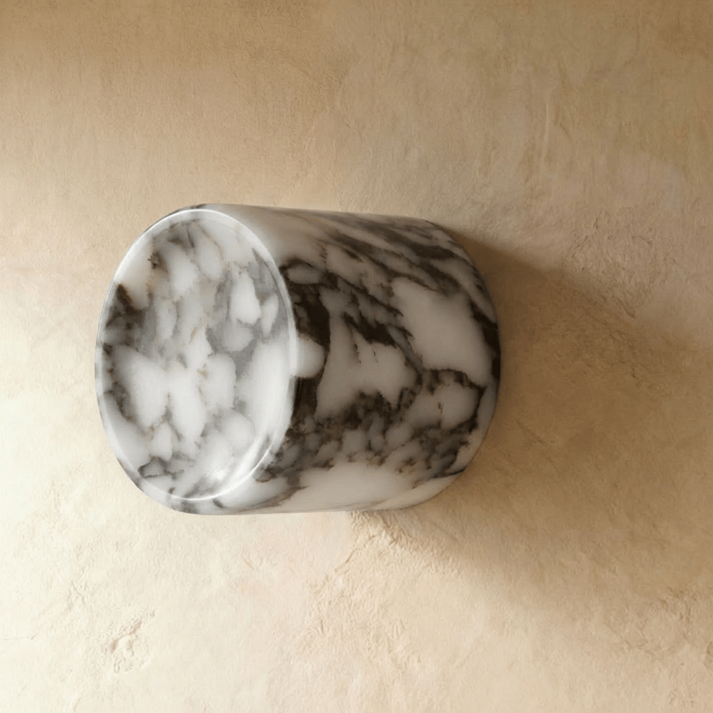 Sochařské nástěnné světlo Sculptural Veined Stone s teplým zářivým povrchem