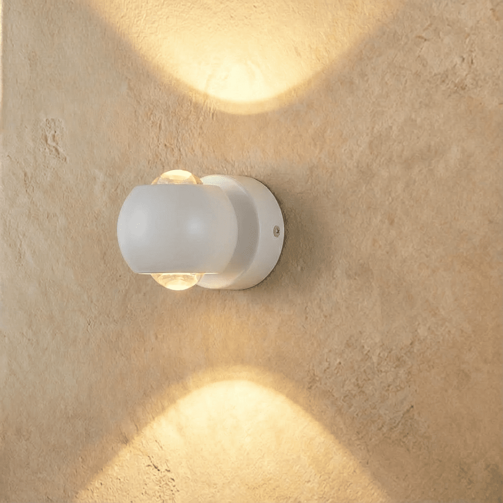 Regulowana lampa ścienna LumaNova do salonów i korytarzy