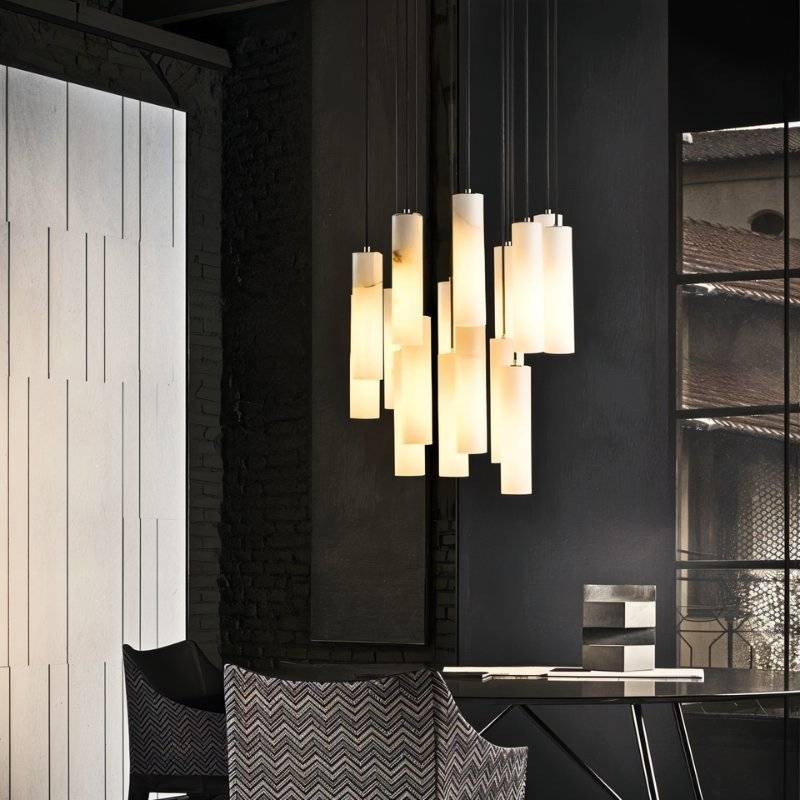 Lampadario a sospensione moderno con cilindri in alabastro e luce soffusa