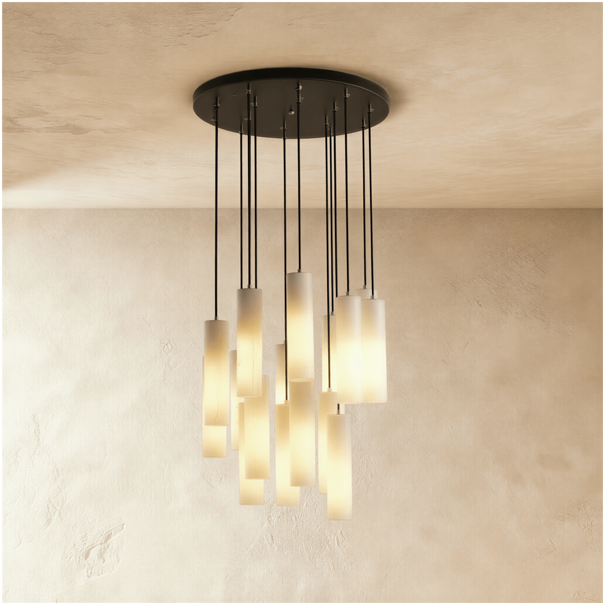 Lampadario a sospensione moderno con cilindri in alabastro e luce soffusa
