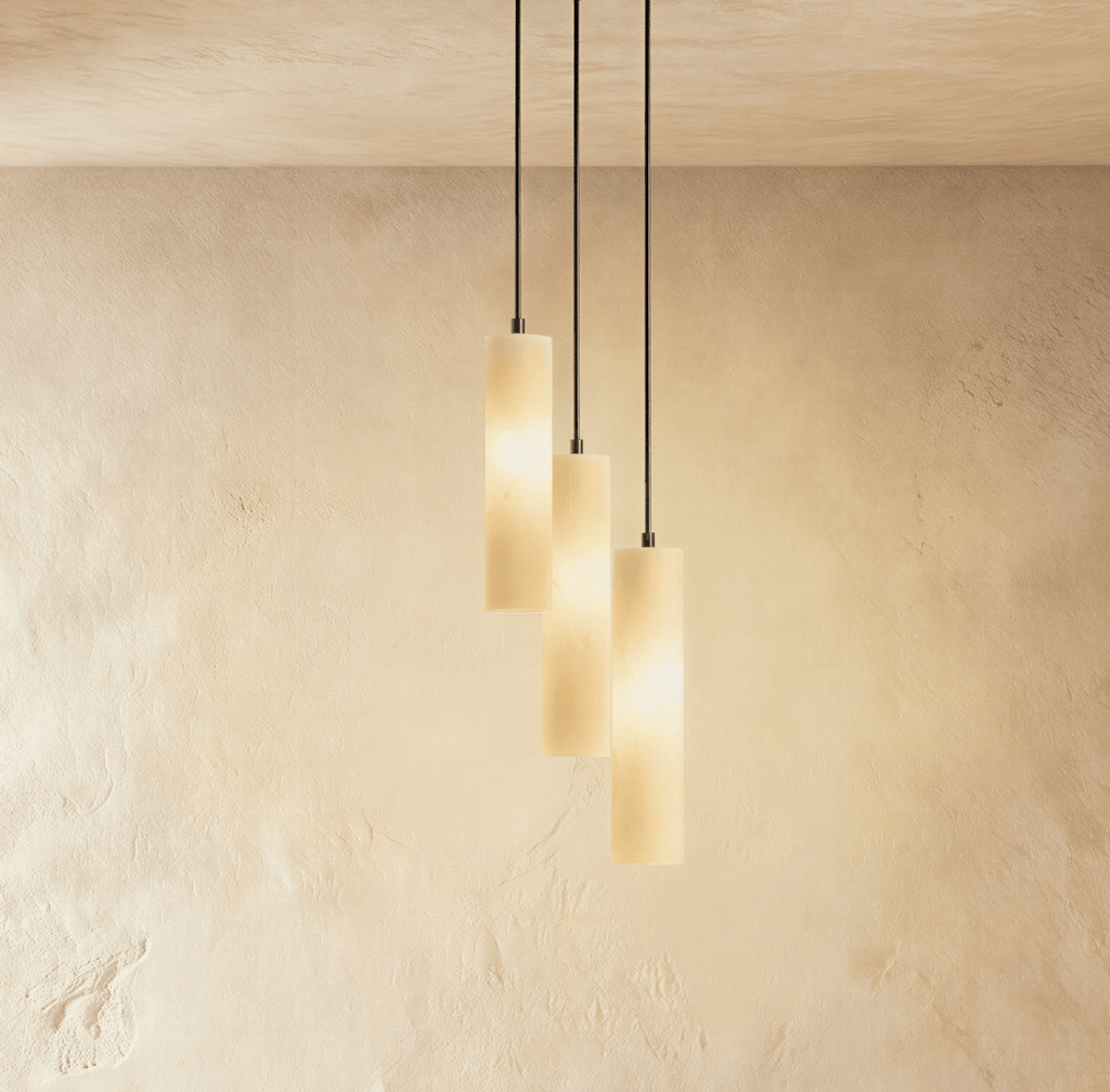 Lampadario a sospensione moderno con cilindri in alabastro e luce soffusa