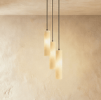 Lampadario a sospensione moderno con cilindri in alabastro e luce soffusa