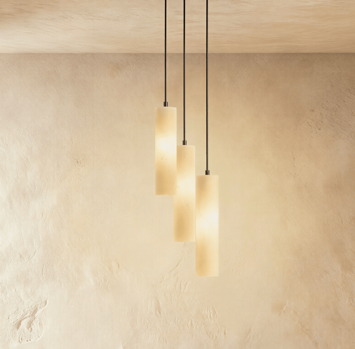 Lampadario a sospensione moderno con cilindri in alabastro e luce soffusa