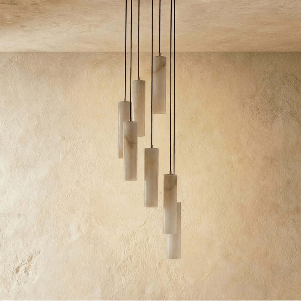 Lampadario a sospensione moderno con cilindri in alabastro e luce soffusa