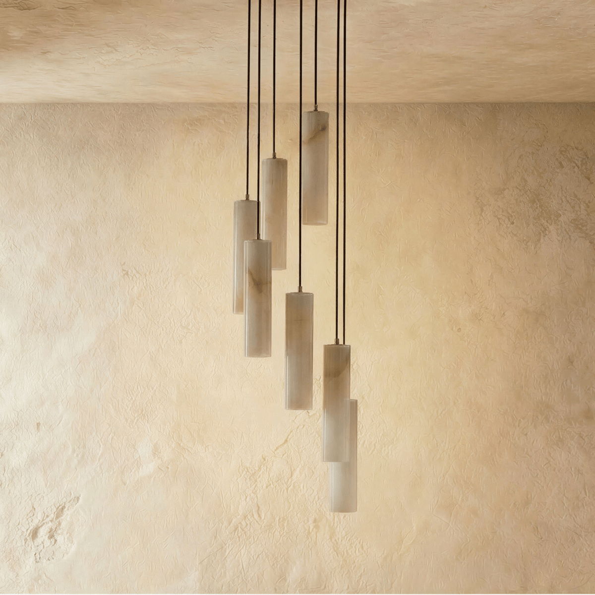 Lampadario a sospensione moderno con cilindri in alabastro e luce soffusa