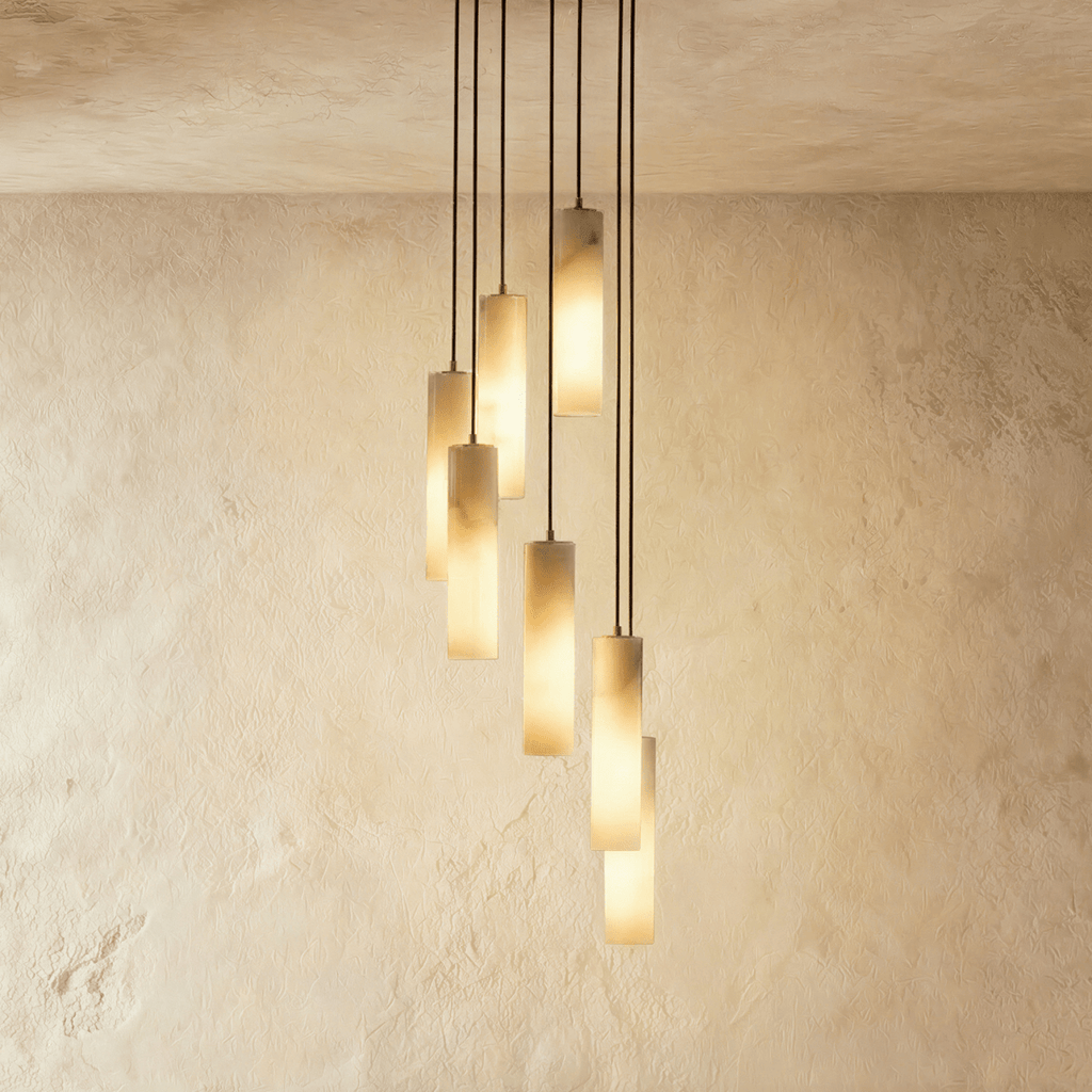 Lampadario a sospensione moderno con cilindri in alabastro e luce soffusa