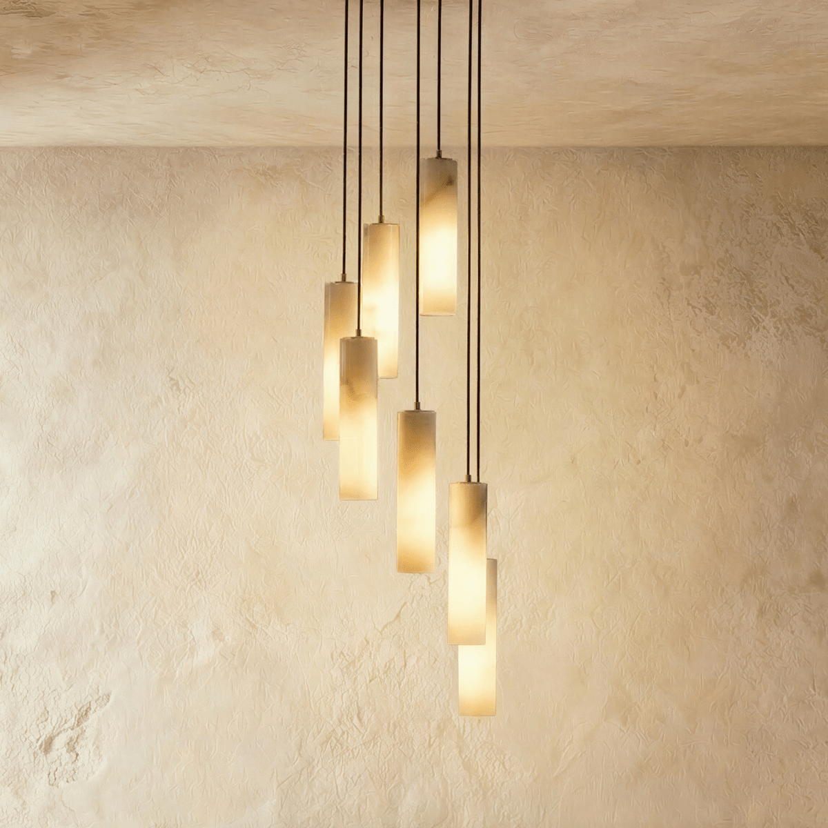 Lampadario a sospensione moderno con cilindri in alabastro e luce soffusa