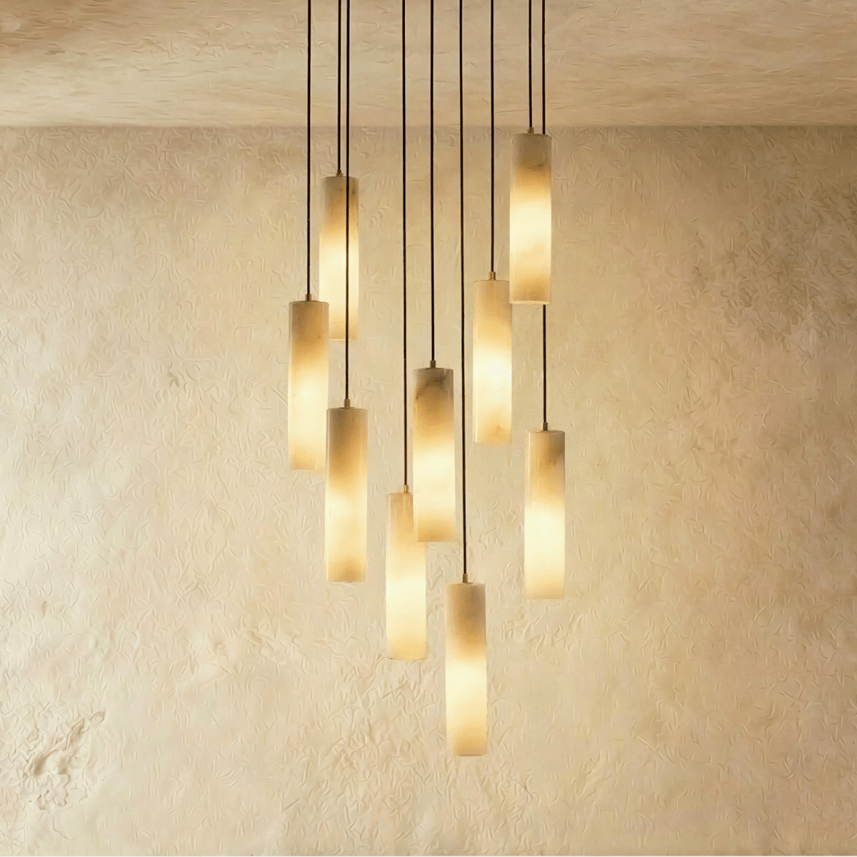 Lampadario a sospensione moderno con cilindri in alabastro e luce soffusa