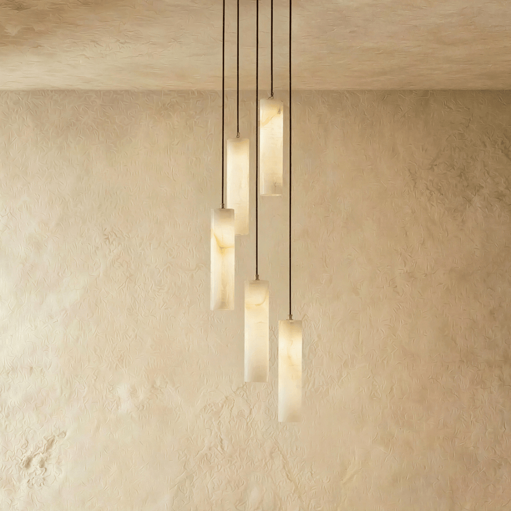 Lampadario a sospensione moderno con cilindri in alabastro e luce soffusa