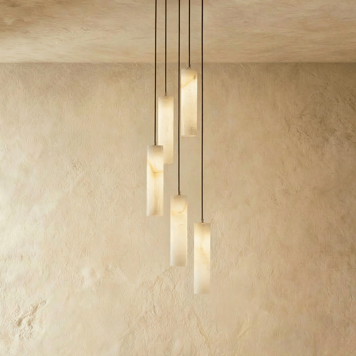 Lampadario a sospensione moderno con cilindri in alabastro e luce soffusa