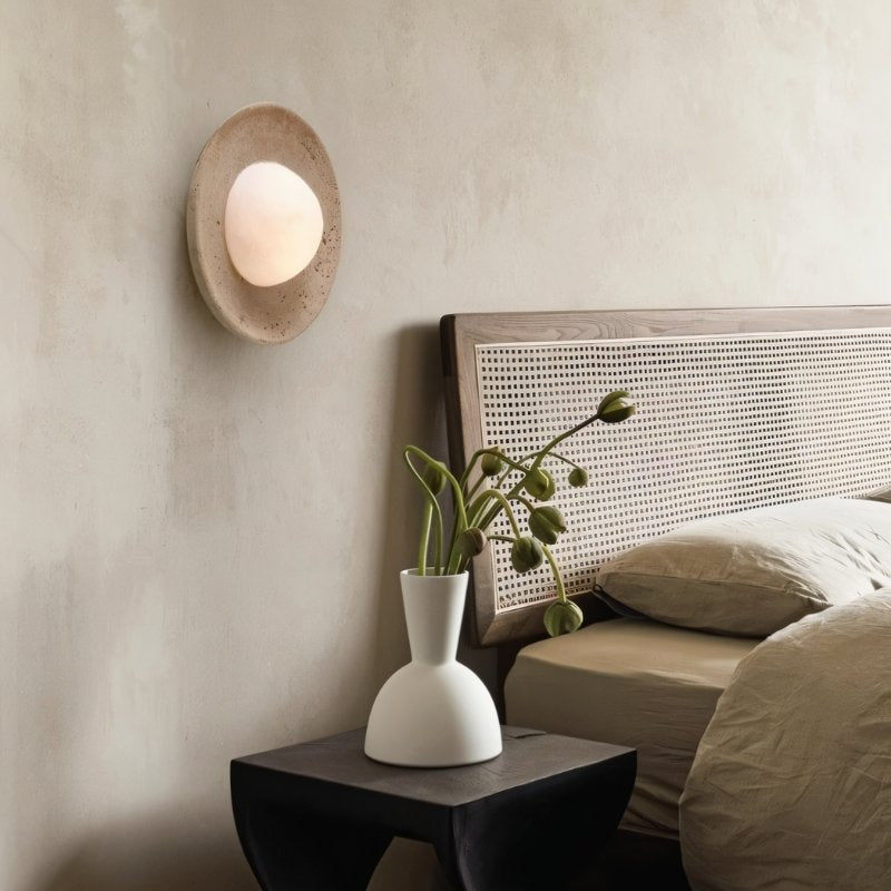 Lampa ścienna i sufitowa Terra Lume z bursztynowym globusem z trawertynu