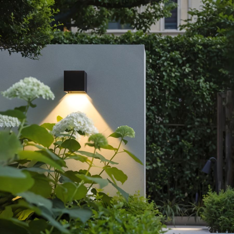 SolaraGlow solarna lampa ścienna zewnętrzna z ciepłym ambientowym światłem