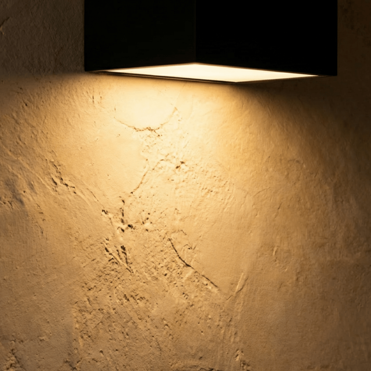 SolaraGlow solarna lampa ścienna zewnętrzna z ciepłym ambientowym światłem