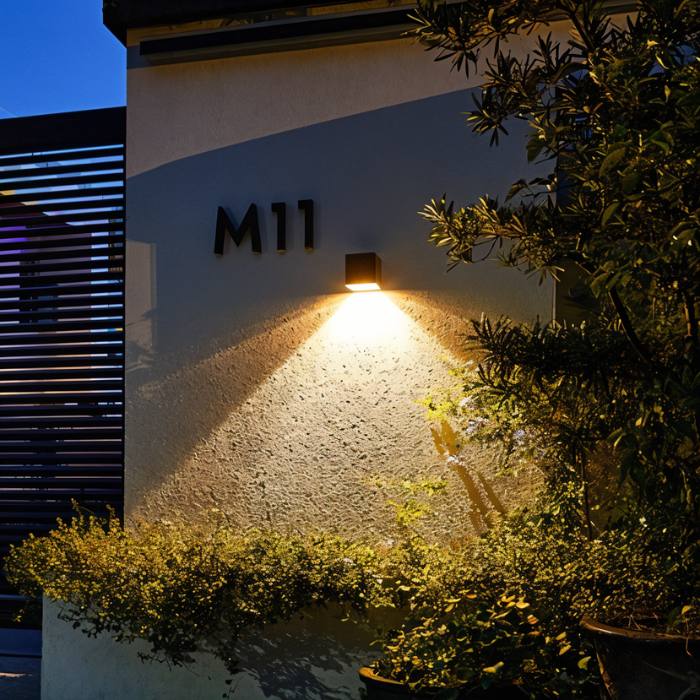 SolaraGlow solarna lampa ścienna zewnętrzna z ciepłym ambientowym światłem