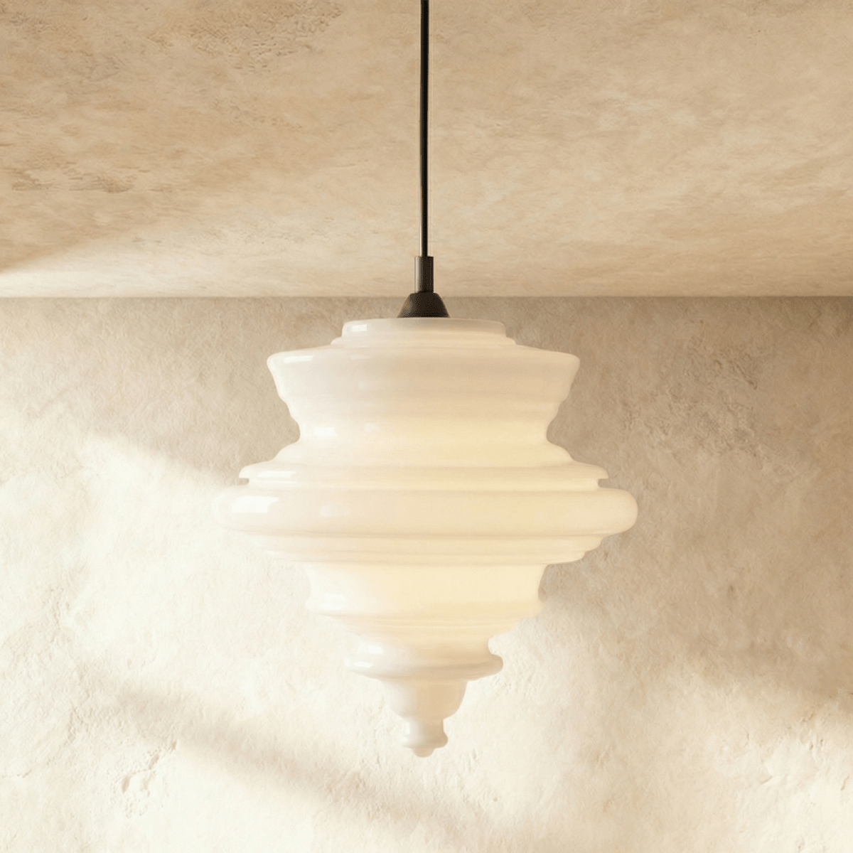 Závěsné svítidlo Aurelia Glass s propracovaným ručně vyráběným siluetovým designem  