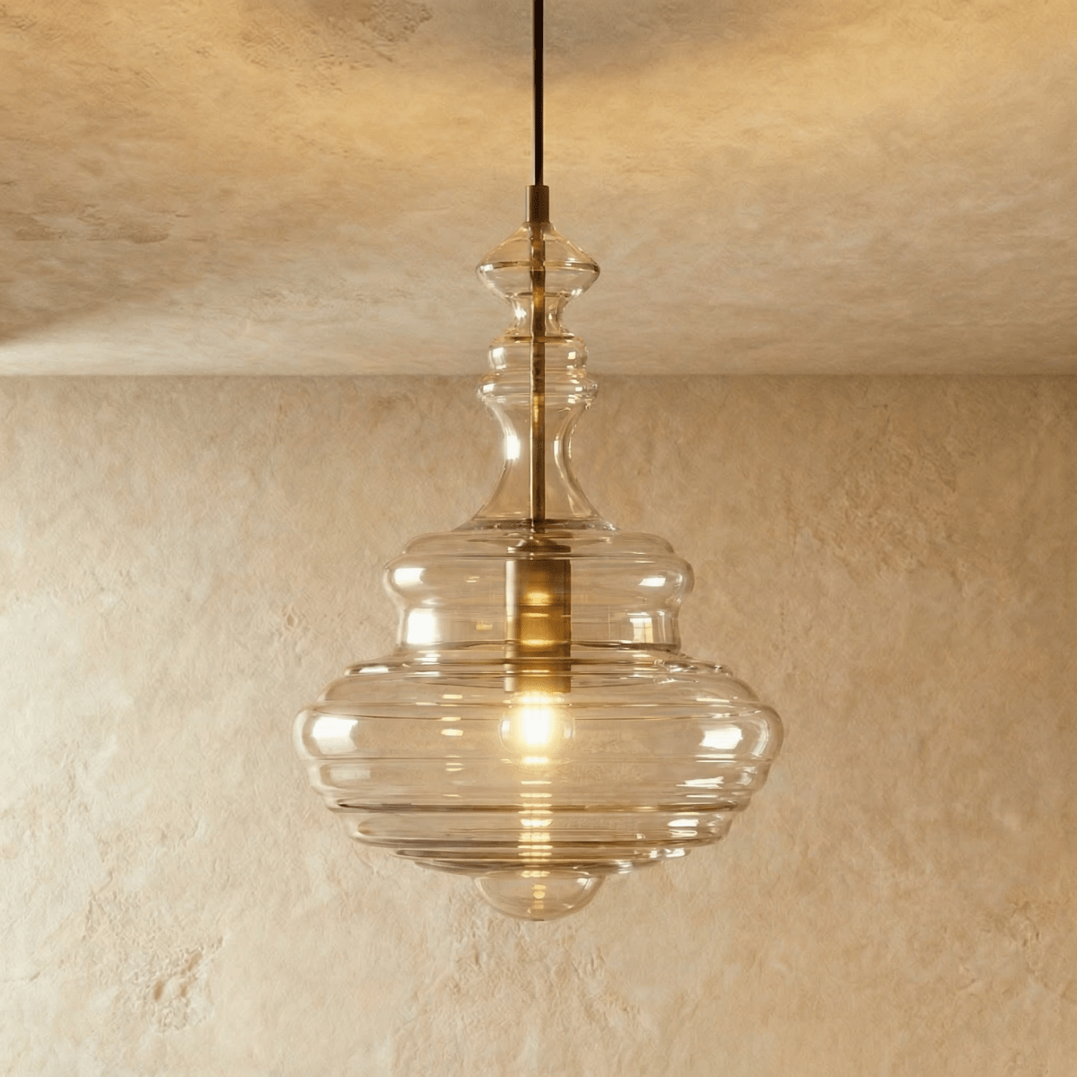 Závěsné svítidlo Aurelia Glass s propracovaným ručně vyráběným siluetovým designem  