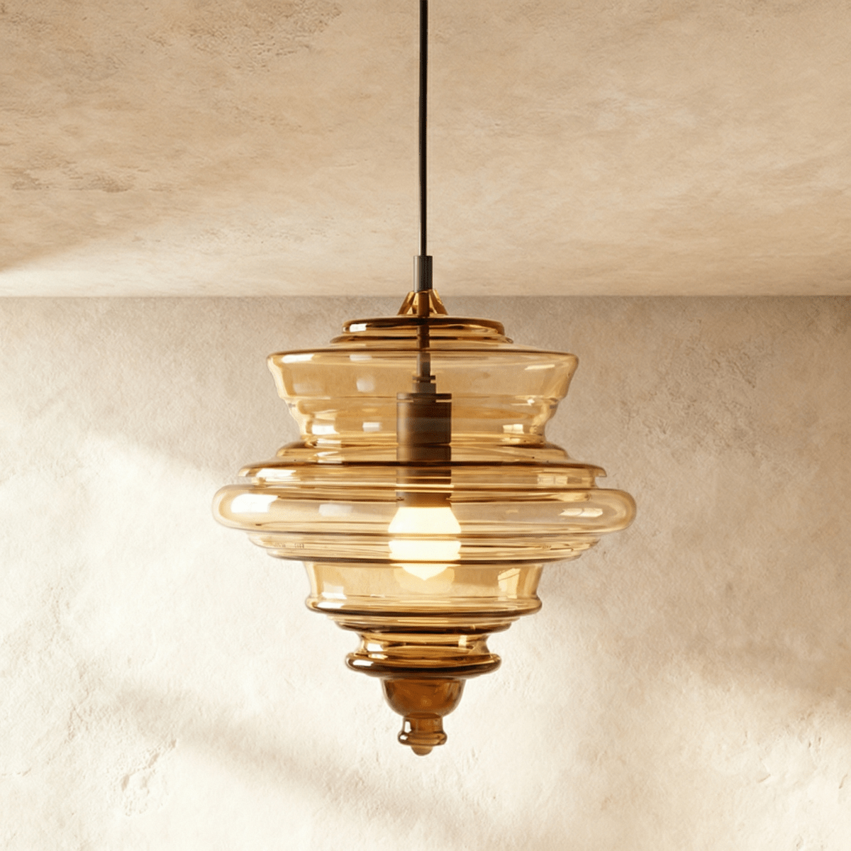 Závěsné svítidlo Aurelia Glass s propracovaným ručně vyráběným siluetovým designem  