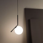 Závěsné světlo Aureno Globe, opálové sklo, 4 povrchové úpravy
