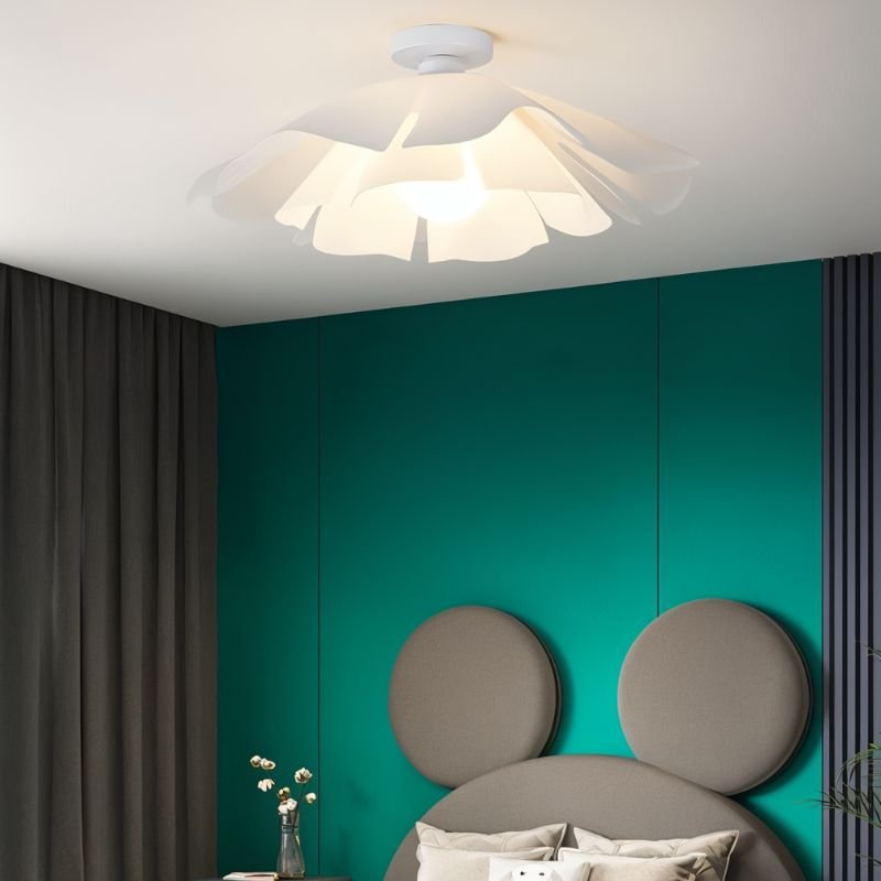 Stropní svítidlo FloraGlow Bloom s bílým akrylovým stínidlem a moderním vlnitým designem  