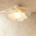 Stropní svítidlo FloraGlow Bloom s bílým akrylovým stínidlem a moderním vlnitým designem  