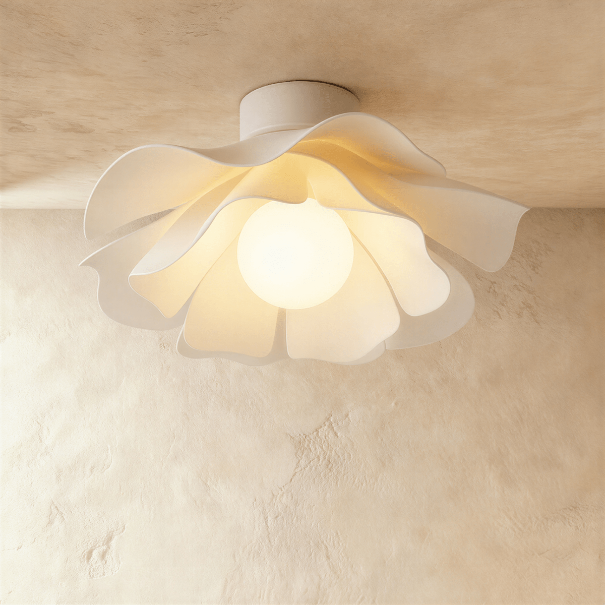 Stropní svítidlo FloraGlow Bloom s bílým akrylovým stínidlem a moderním vlnitým designem  