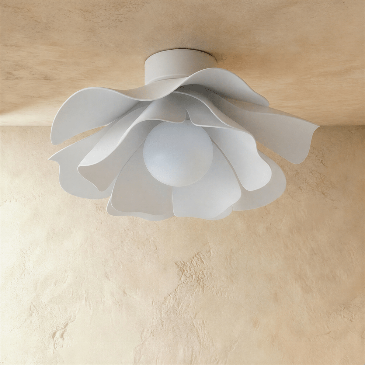Stropní svítidlo FloraGlow Bloom s bílým akrylovým stínidlem a moderním vlnitým designem  