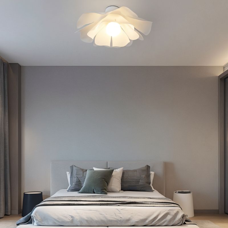 Stropní svítidlo FloraGlow Bloom s bílým akrylovým stínidlem a moderním vlnitým designem  