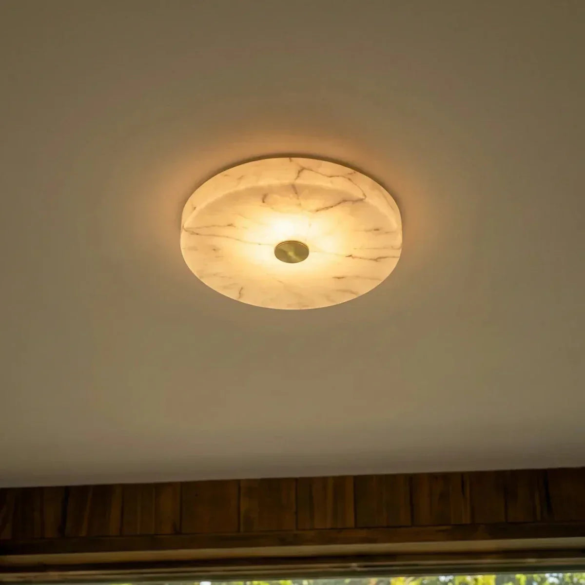 Stropní svítidlo Luma Vein Alabaster s měděným akcentem