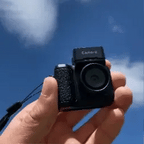 Mini fotocamera in stile retrò LumaNova con ricarica Type-C e opzioni per schede di memoria