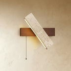 Lampada da parete Emberwood in travertino con tonalità calda del legno