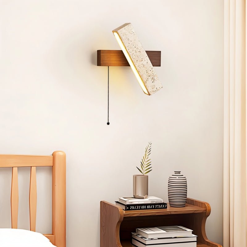 Lampada da parete Emberwood in travertino con tonalità calda del legno