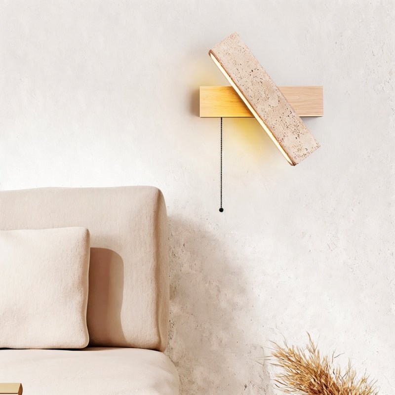 Lampada da parete Emberwood in travertino con tonalità calda del legno