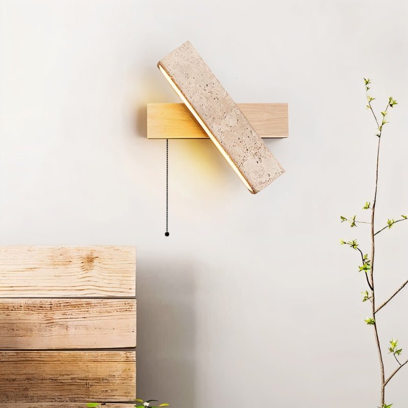 Lampada da parete Emberwood in travertino con tonalità calda del legno