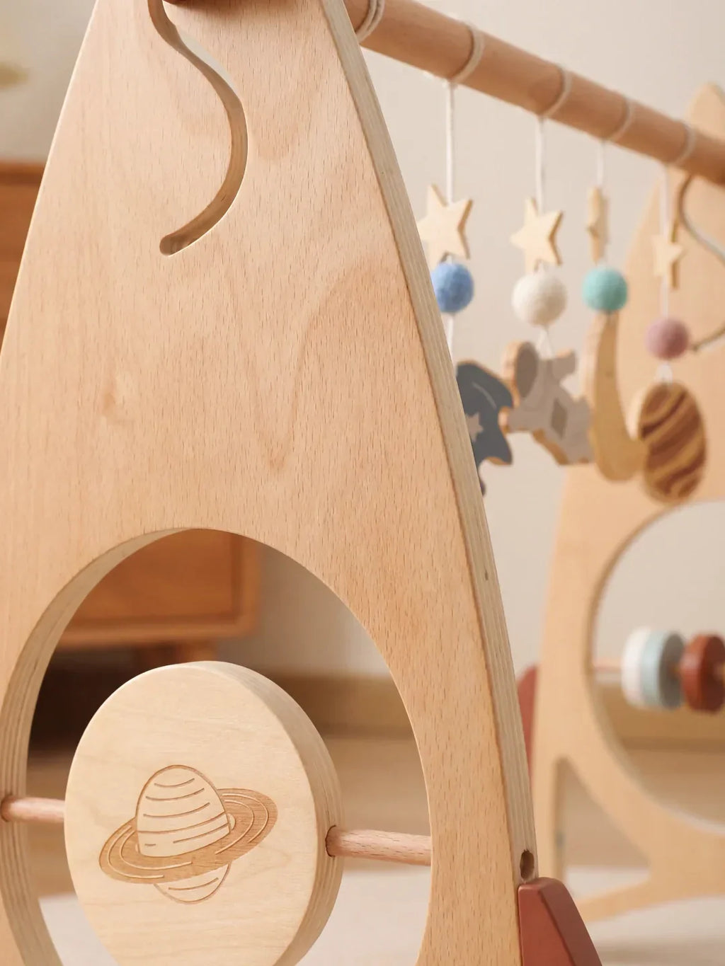Arche d’éveil en bois massif pour bébé avec jouets fusée et étoile