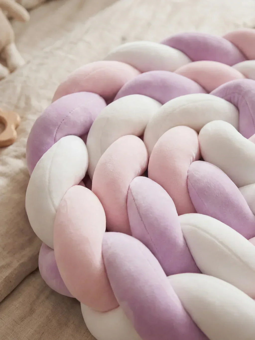 Terrakottaszínű bársony kiságyvédő, fonott pamut rácsvédő a babaszobába