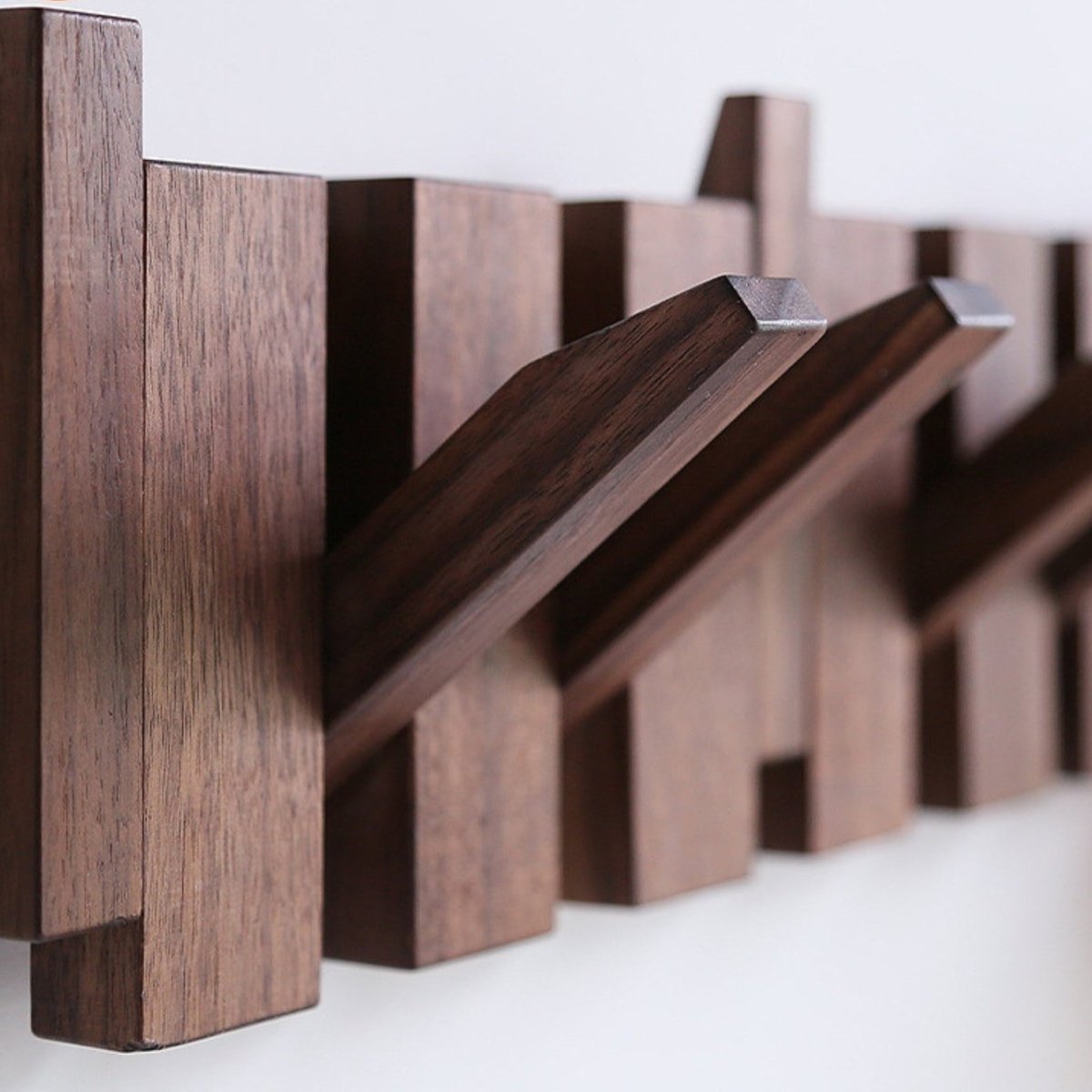 Appendiabiti da parete in legno con fila di ganci a forma di tasti di pianoforte