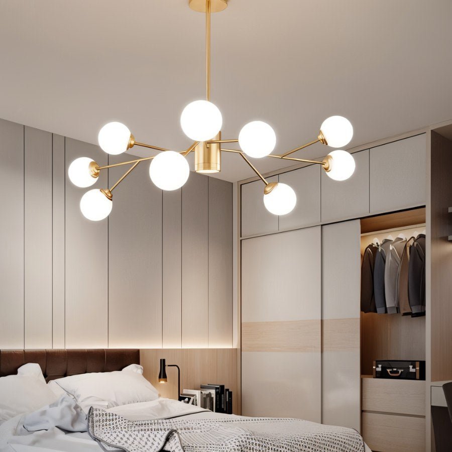 Arcadia Luxe ljuskrona i guld- eller svart aluminiumfinish för mysig atmosfär