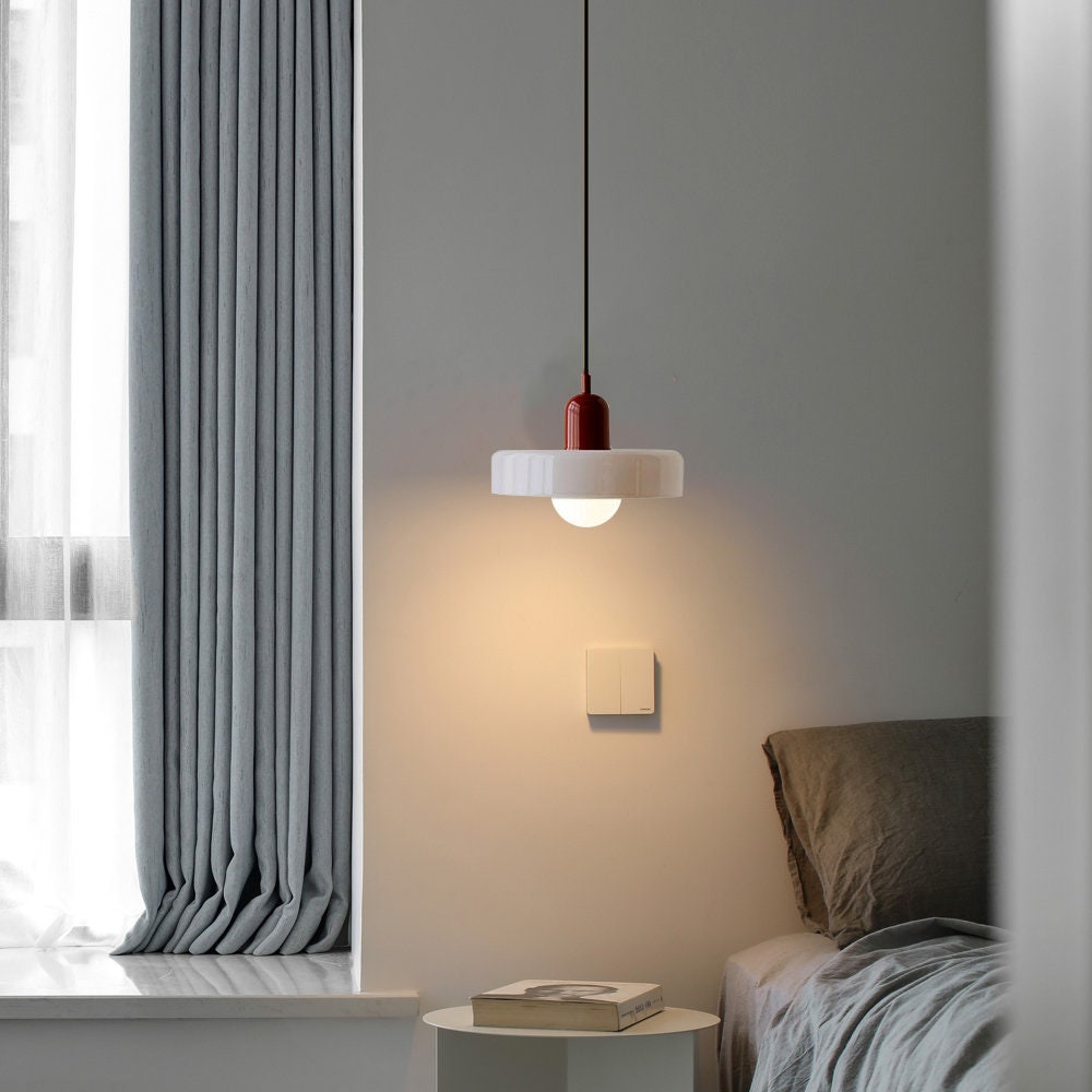 Závěsné svítidlo Aurelo ve stylu Bauhaus s barevným skleněným stínidlem