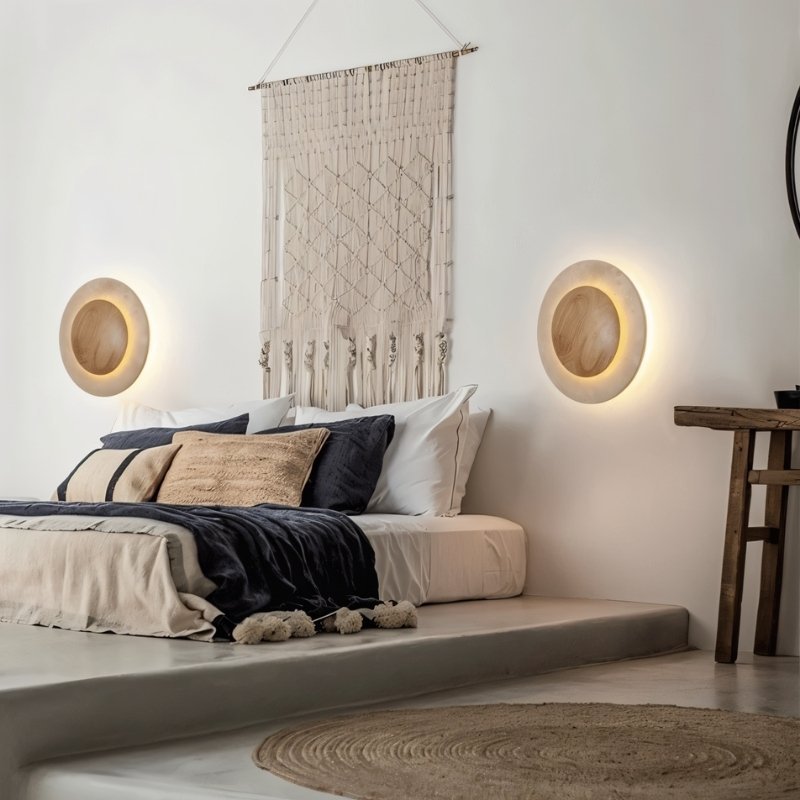 Lampada da parete circolare in travertino con nucleo in legno e luce indiretta delicata