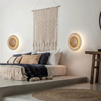 Lampada da parete circolare in travertino con nucleo in legno e luce indiretta delicata