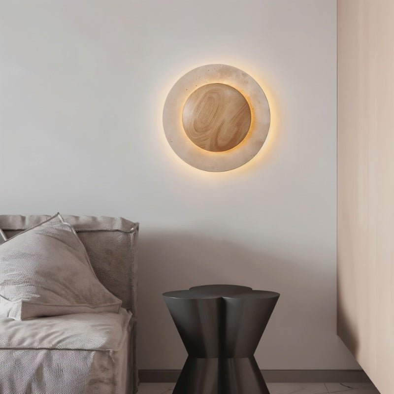Lampada da parete circolare in travertino con nucleo in legno e luce indiretta delicata