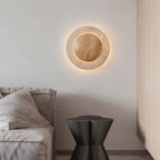 Lampada da parete circolare in travertino con nucleo in legno e luce indiretta delicata