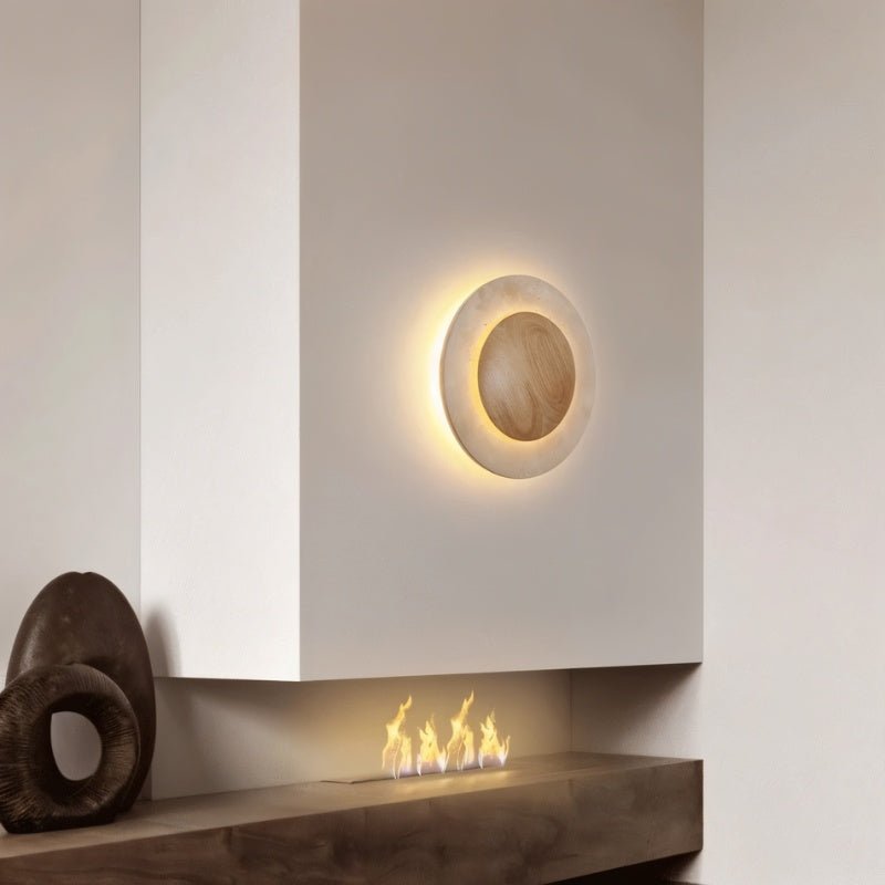 Lampada da parete circolare in travertino con nucleo in legno e luce indiretta delicata