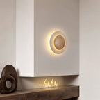 Lampada da parete circolare in travertino con nucleo in legno e luce indiretta delicata