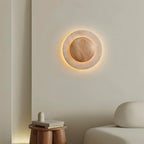 Lampada da parete circolare in travertino con nucleo in legno e luce indiretta delicata
