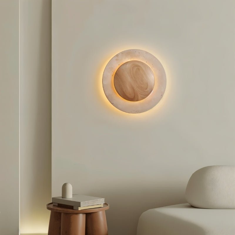 Lampada da parete circolare in travertino con nucleo in legno e luce indiretta delicata