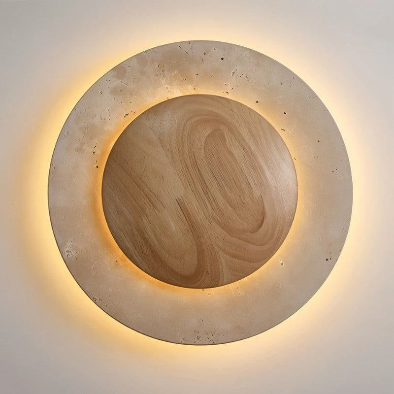 Lampada da parete circolare in travertino con nucleo in legno e luce indiretta delicata