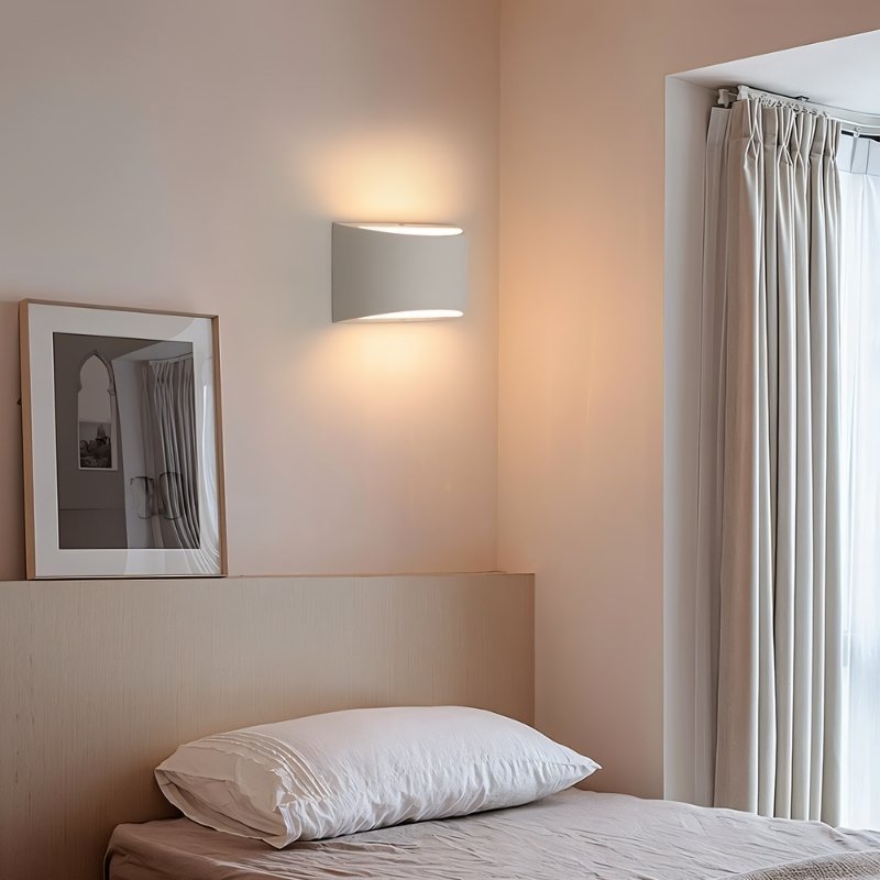 Lampada da parete AuroraCurve in gesso con luce soffusa verso l'alto e verso il basso